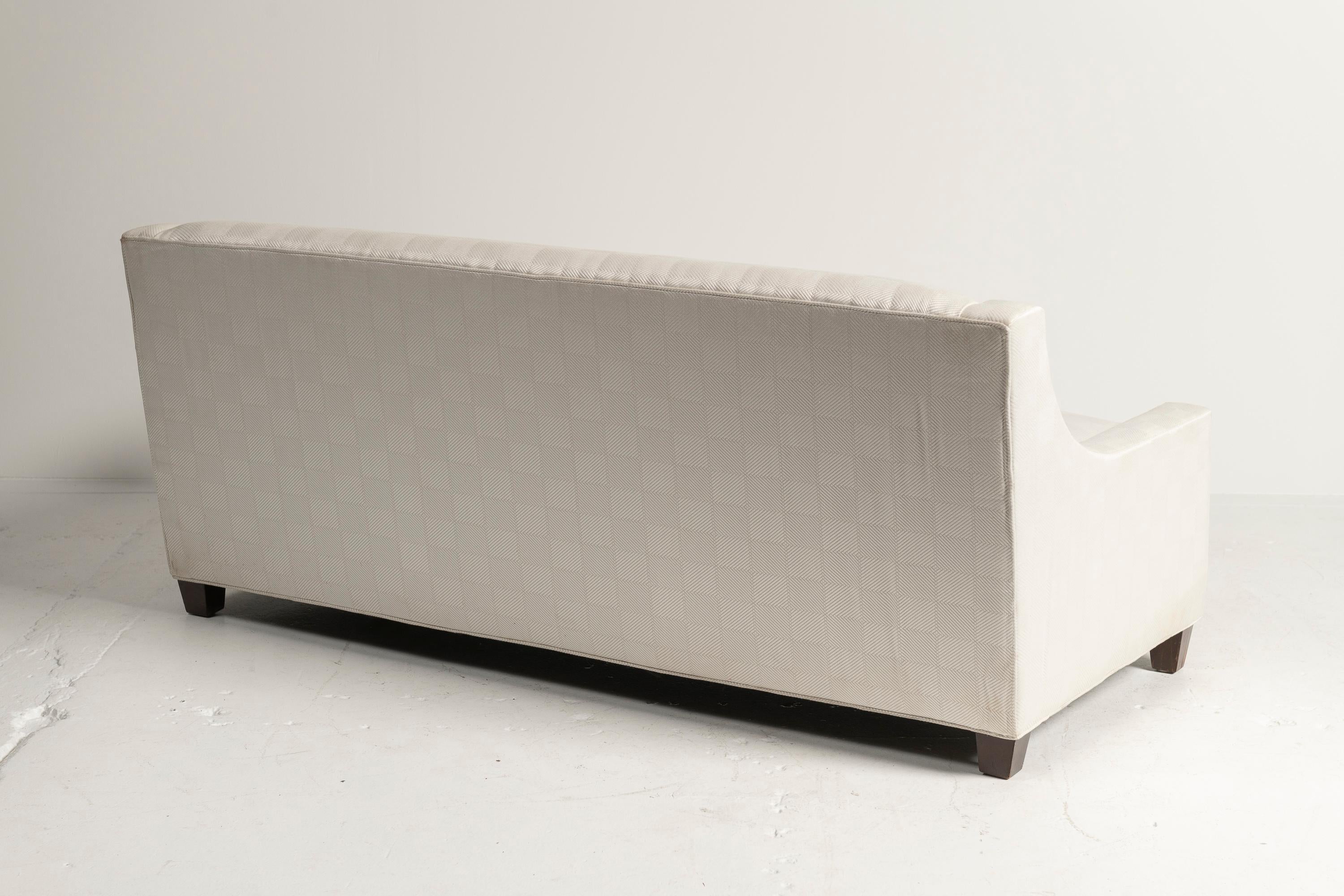 Sofa Slope, tapissé de soie à motifs beiges, Baker Furniture Bon état - En vente à San Francisco, CA