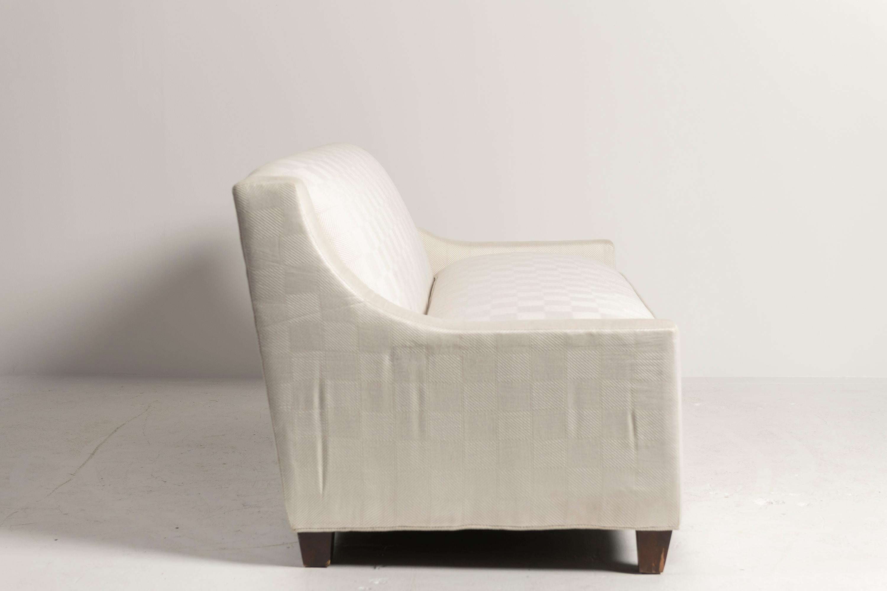 20ième siècle Sofa Slope, tapissé de soie à motifs beiges, Baker Furniture en vente