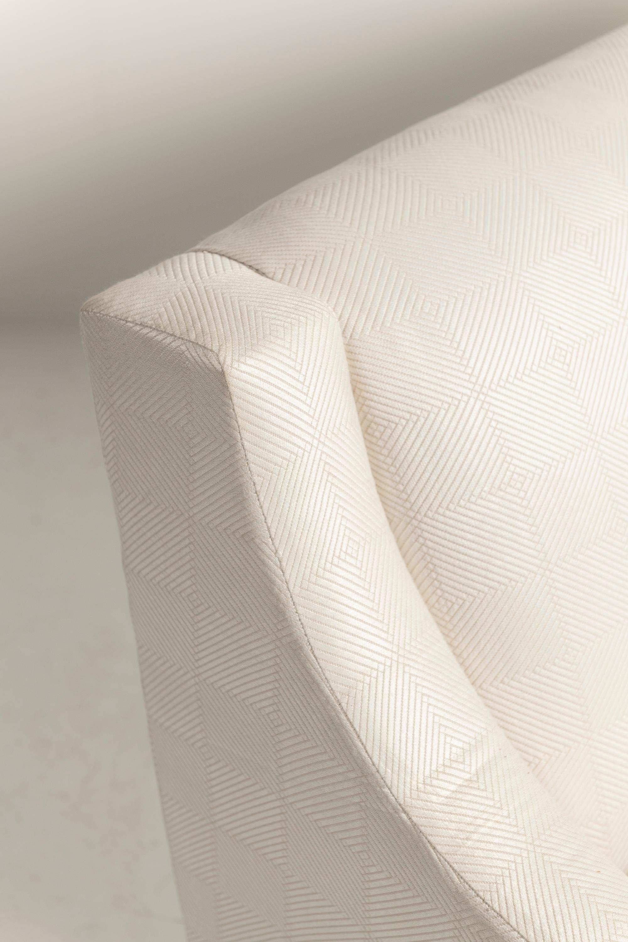 Tissu d'ameublement Sofa Slope, tapissé de soie à motifs beiges, Baker Furniture en vente