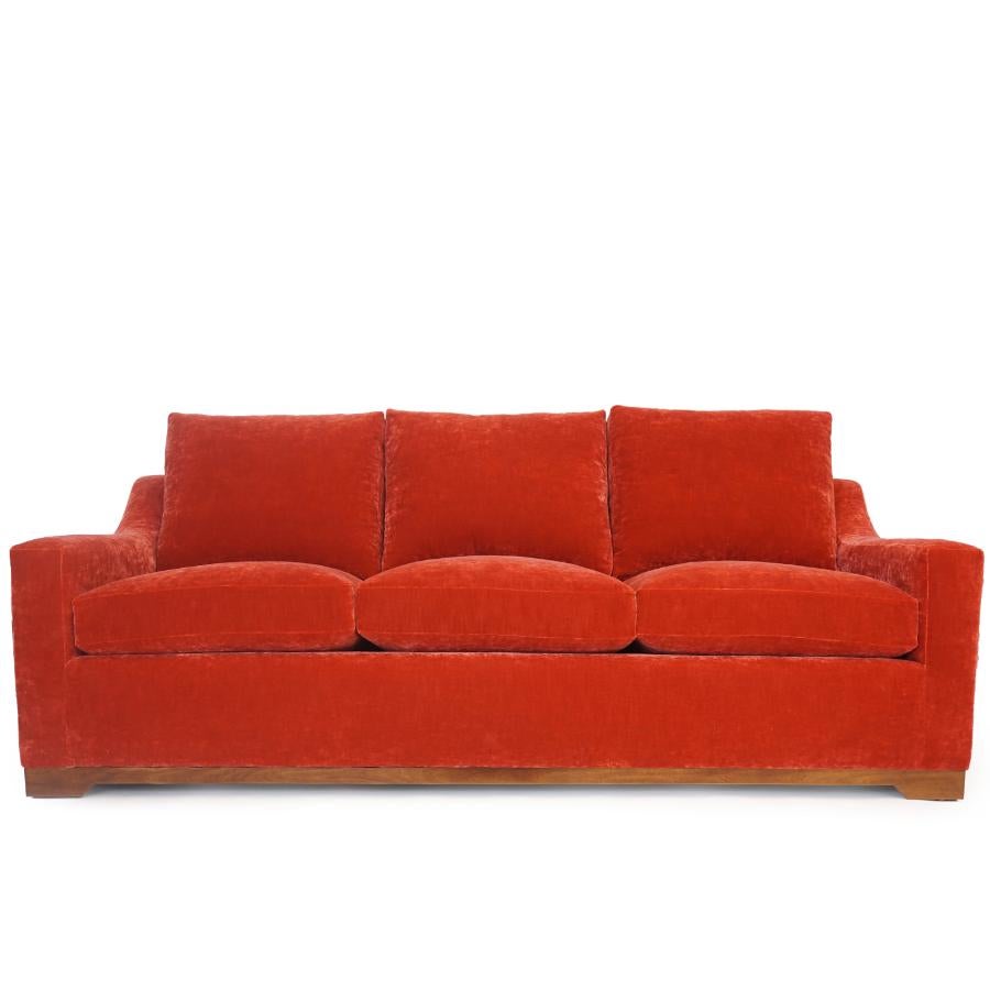 Personnalisable et fabriqué sur mesure. Le cadre et les détails en bois exposés sont en érable dur massif. Le rembourrage est construit avec des ressorts à huit voies attachés à la main et les coussins sont en mousse haute densité avec une enveloppe