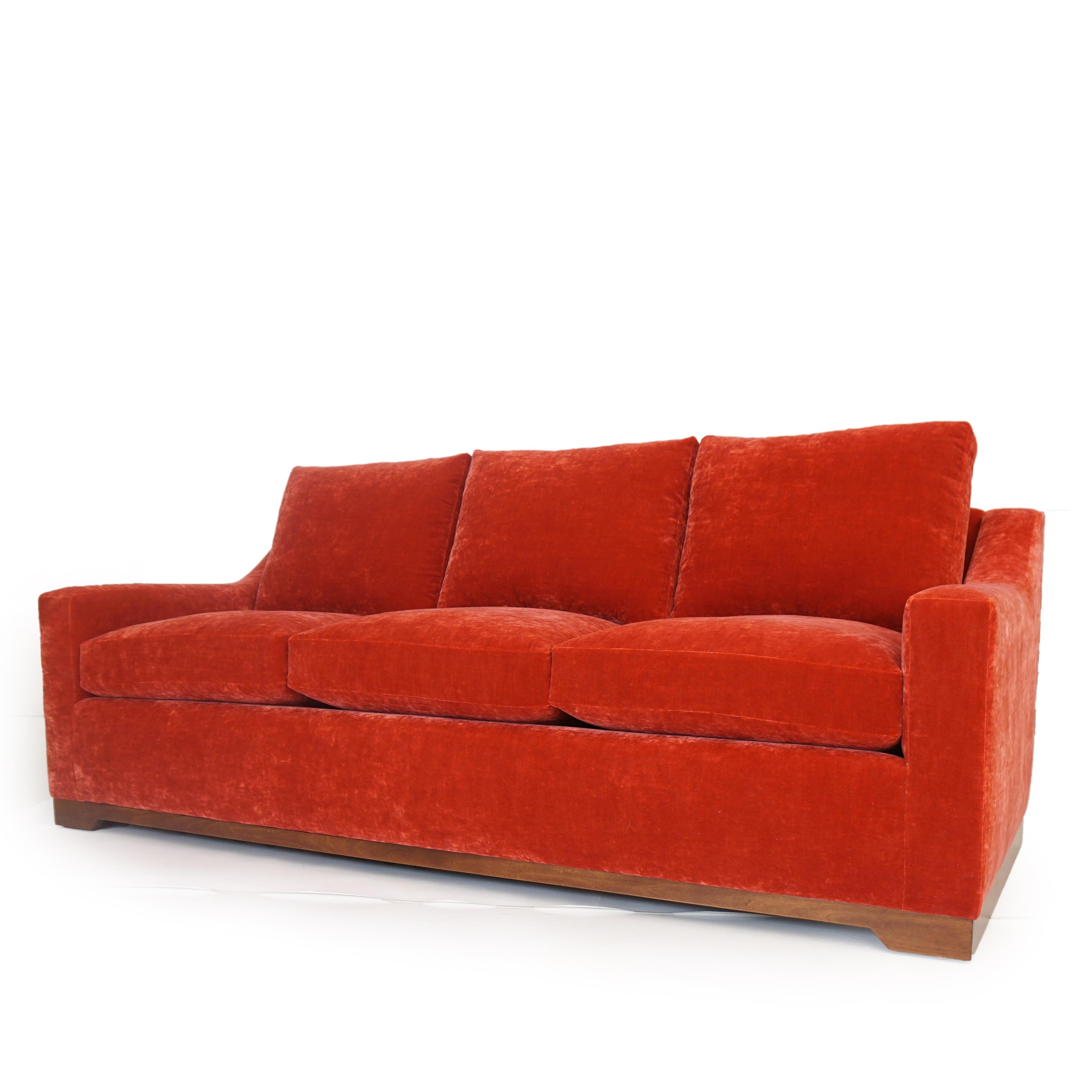 Américain Canapé transitionnel à coussins lâches Slope Arm en velours rouge-orange Crush en vente