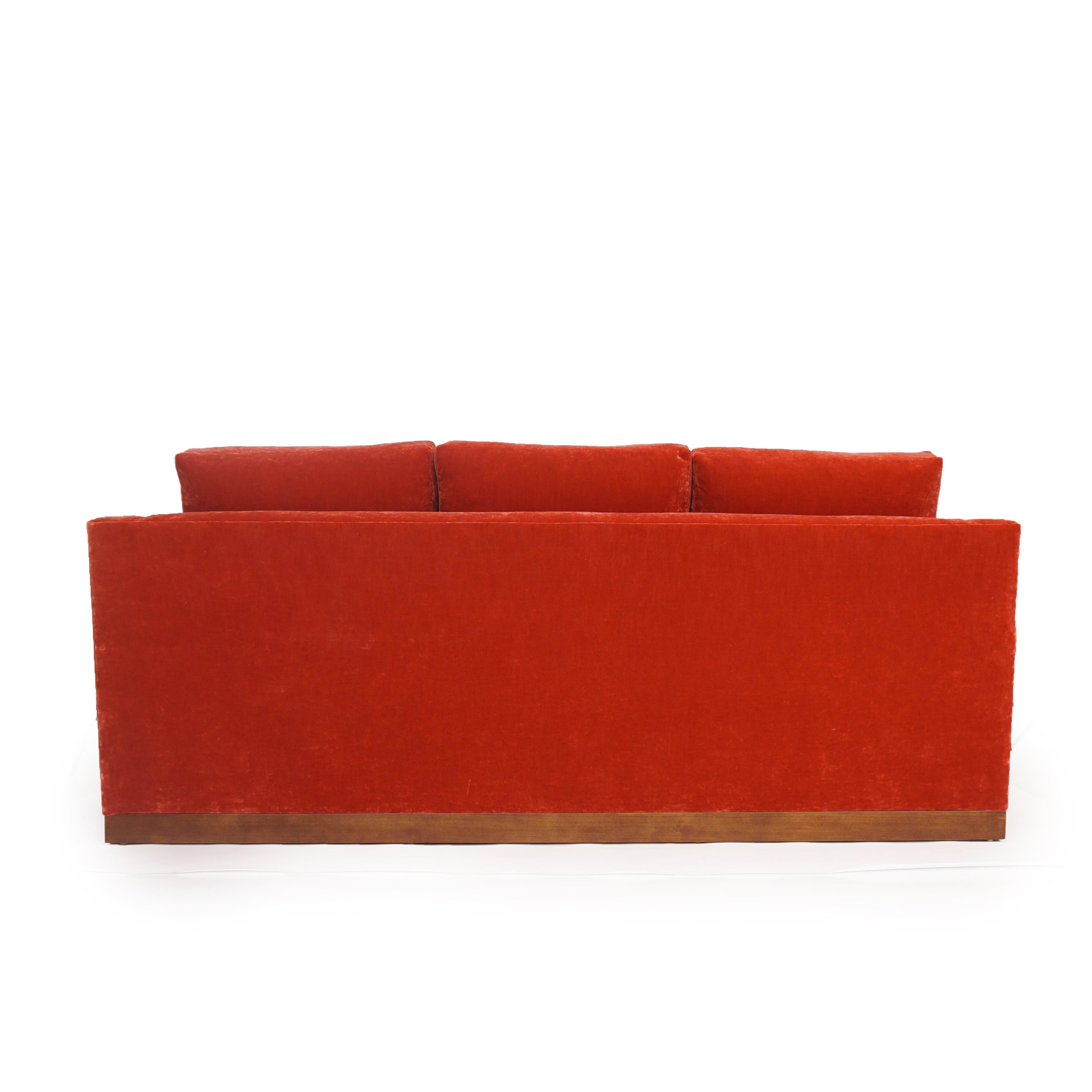 XXIe siècle et contemporain Canapé transitionnel à coussins lâches Slope Arm en velours rouge-orange Crush en vente