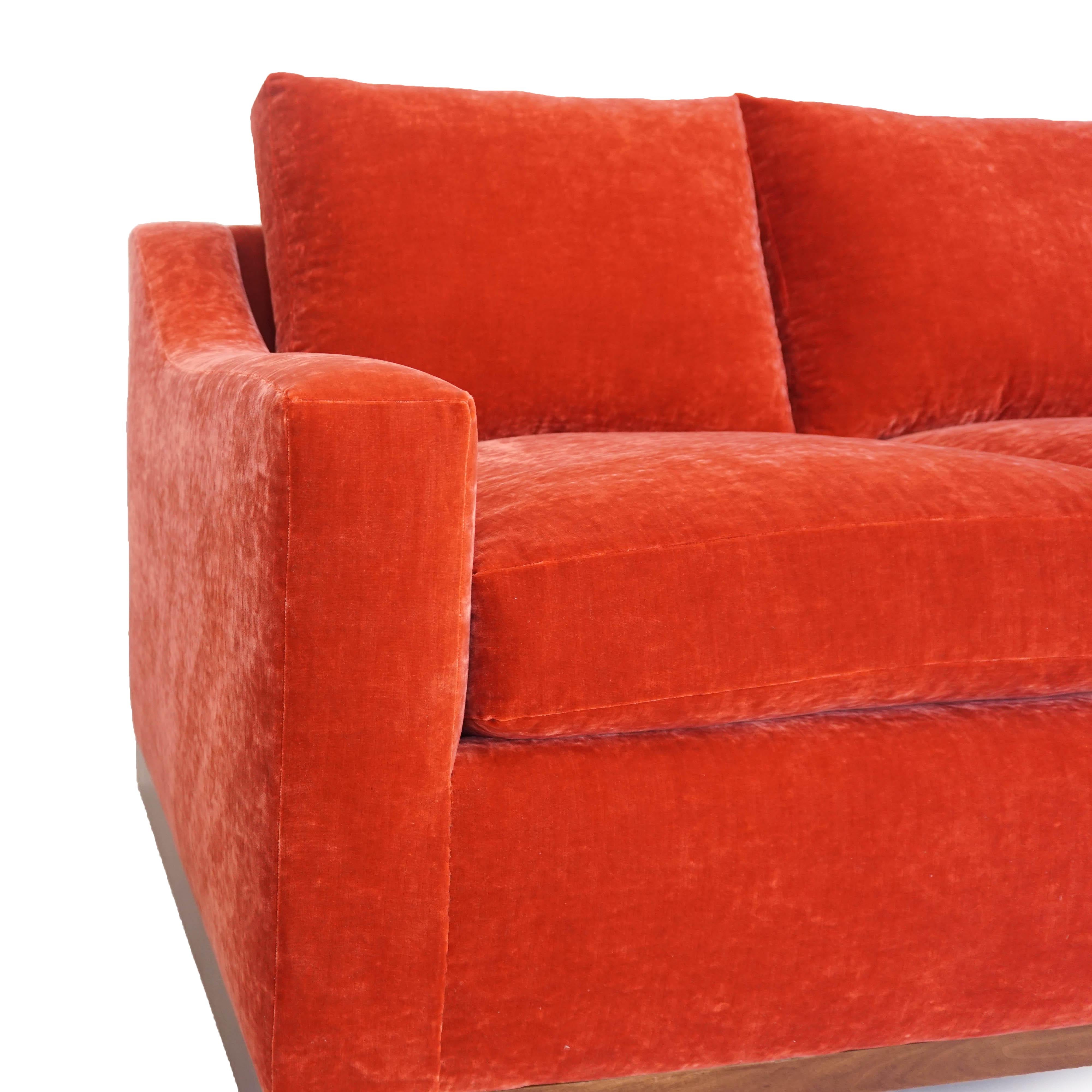 Velours Canapé transitionnel à coussins lâches Slope Arm en velours rouge-orange Crush en vente