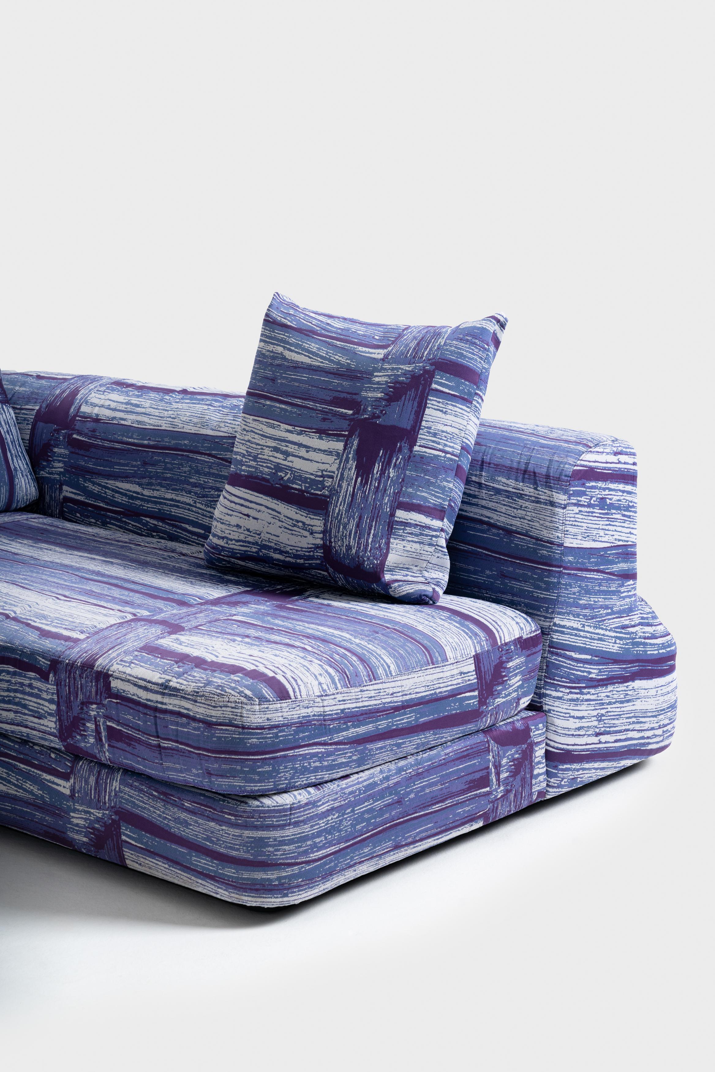 Slope is a seating system with a characteristic shape of the merimeter that is surrounded by an inclined element that from the back turns into a functional
object - the chaise longue.

”The design seems to yearn for the assimilation of soft