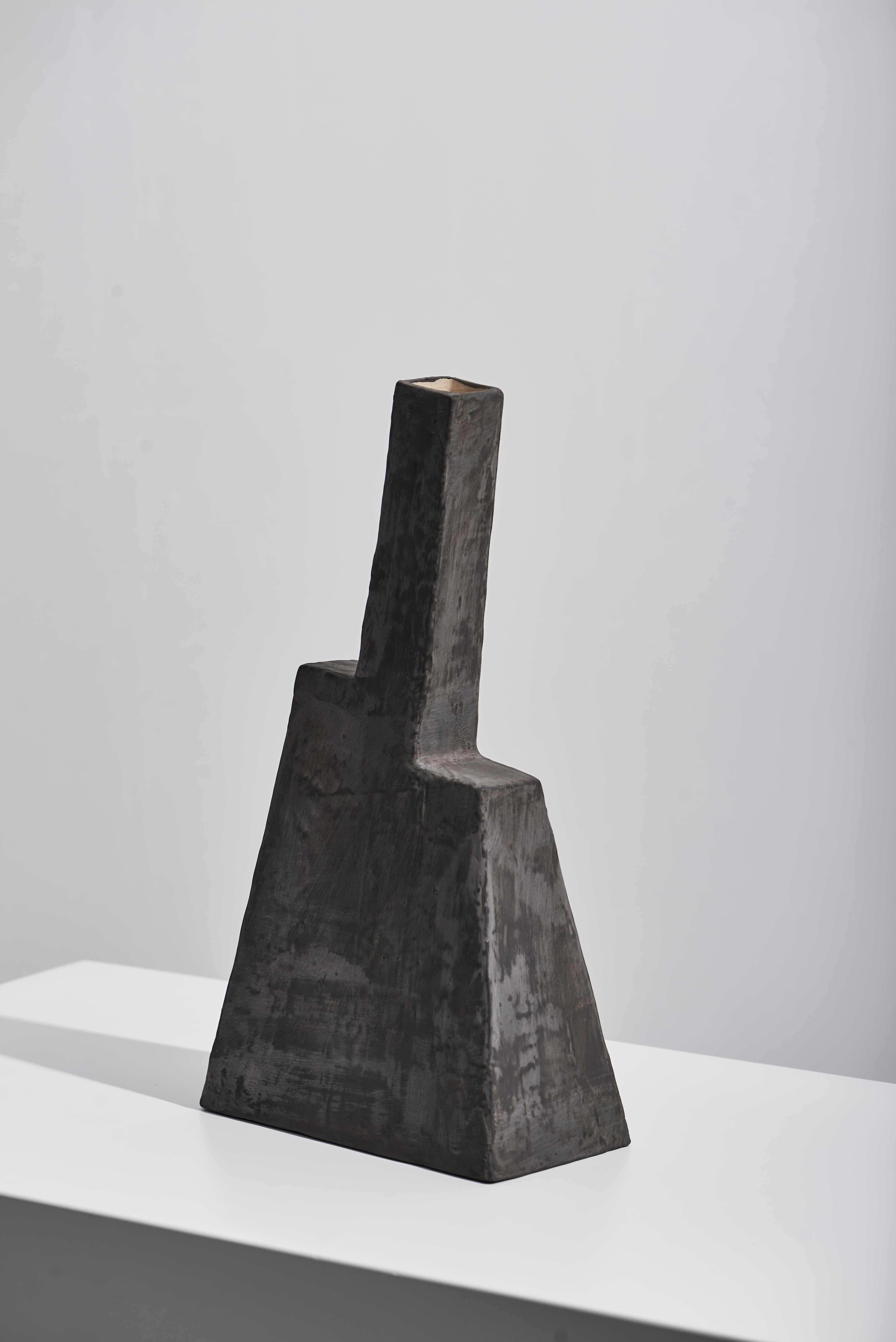 Chinois Vase en céramique à épaulement incliné avec Silhouette aux lignes épurées, Minimalisme (lot de 2) en vente