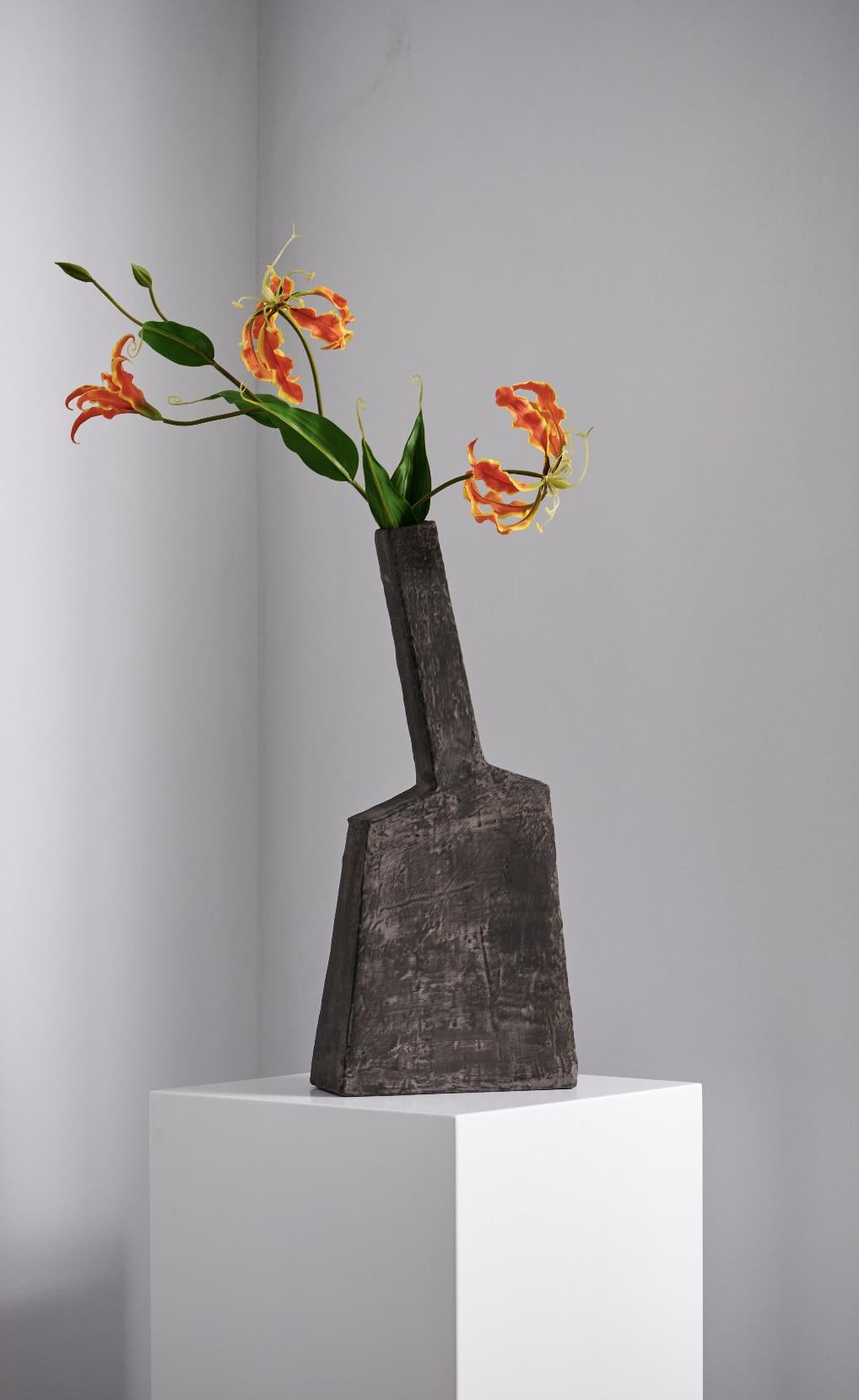 XXIe siècle et contemporain Vase en céramique à épaulement incliné avec Silhouette aux lignes épurées, Minimalisme (lot de 2) en vente
