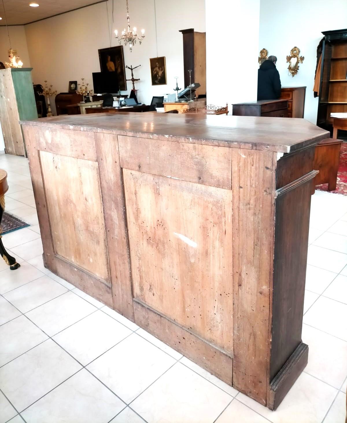Sloping Bolognese sideboard from the mid-1700s, of ample dimensions. With patina For Sale 6