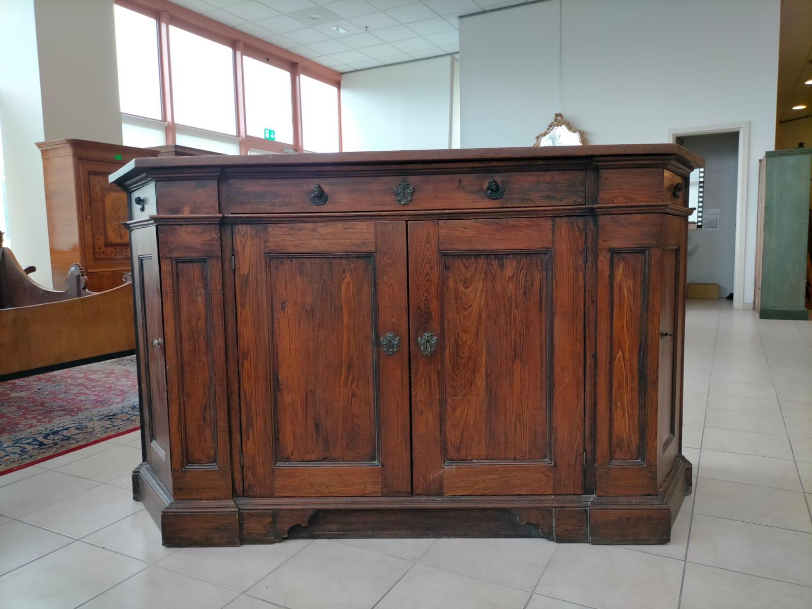 Sloping Bolognese sideboard from the mid-1700s, of ample dimensions. With patina For Sale 7