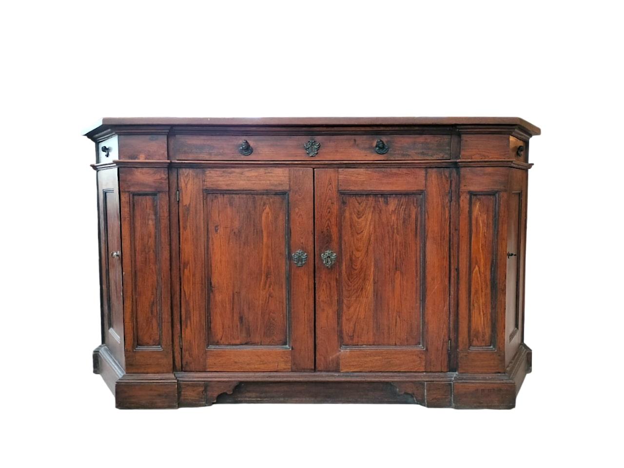 Sloping Bolognese sideboard from the mid-1700s, of ample dimensions. With patina.

Antique Bolognese (Italy)  sloping sideboard
Antique sloping sideboard, of ample dimensions.

Sloping sideboard made of solid Elm, with a first patina,