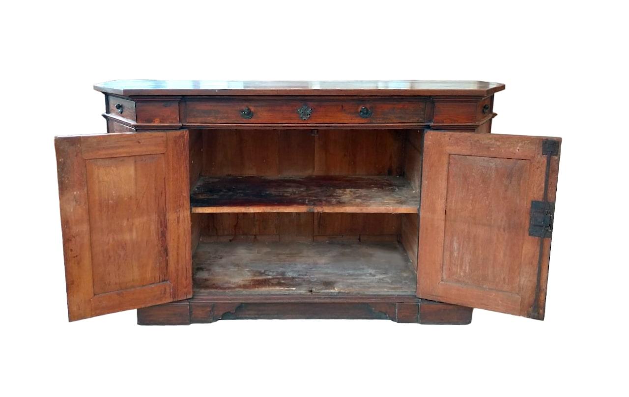 Sloping Bolognese sideboard from the mid-1700s, of ample dimensions. With patina In Good Condition For Sale In Cesena, FC