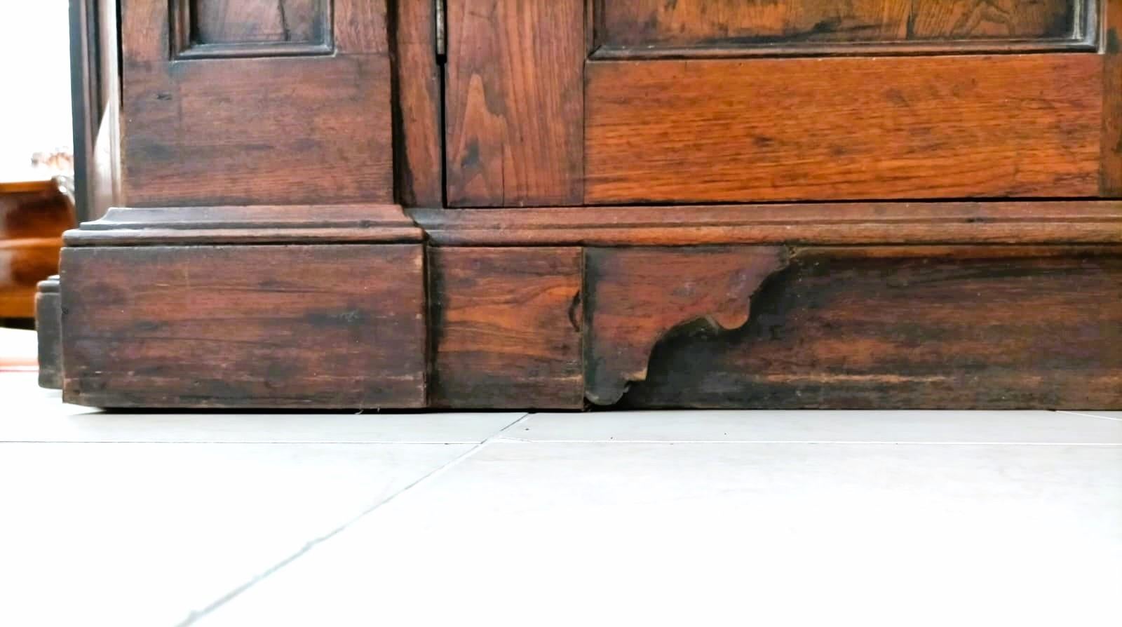 Elm Sloping Bolognese sideboard from the mid-1700s, of ample dimensions. With patina For Sale