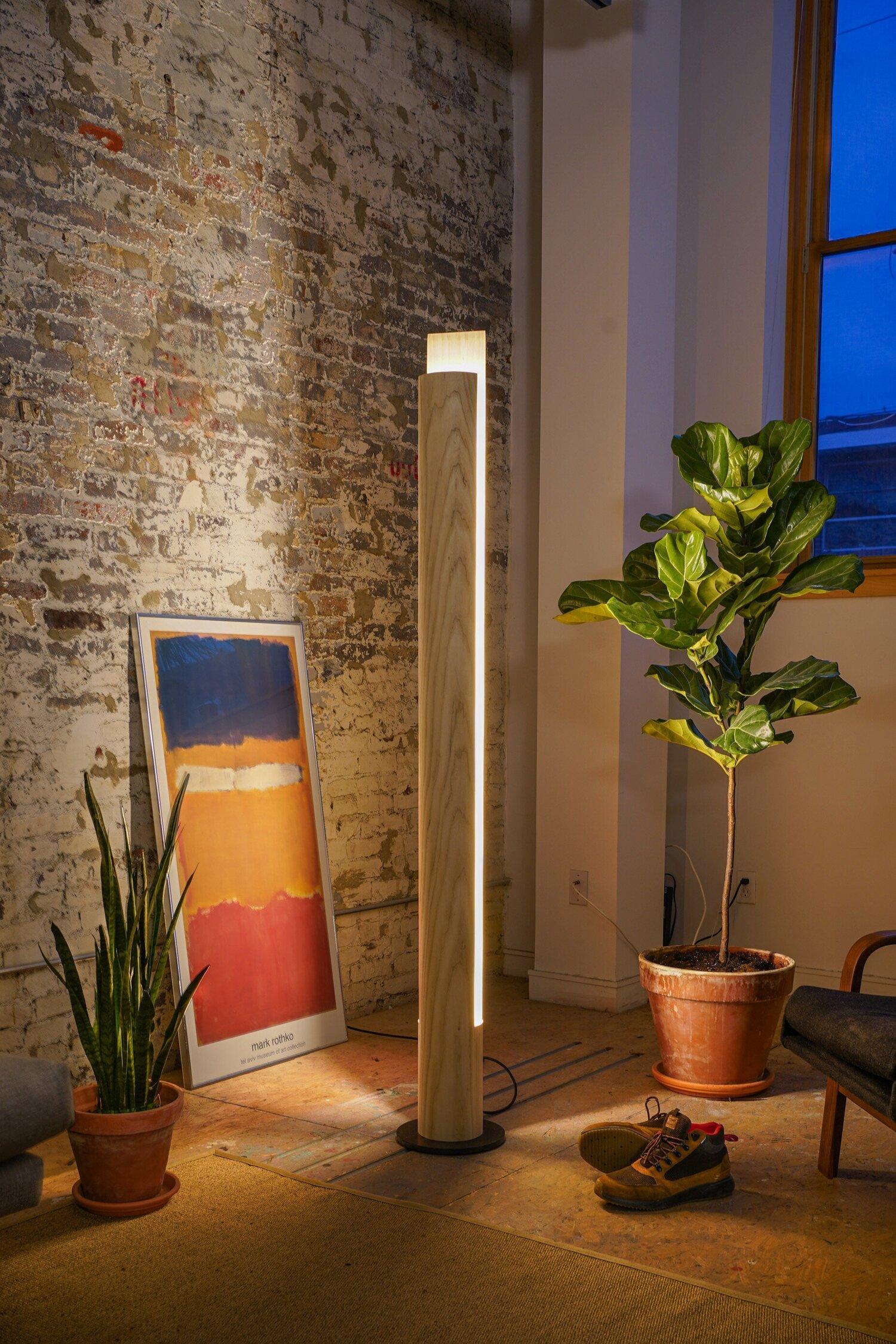 Scandinavo moderno Slot Light, lampada da terra in legno a colonna con base in acciaio in vendita