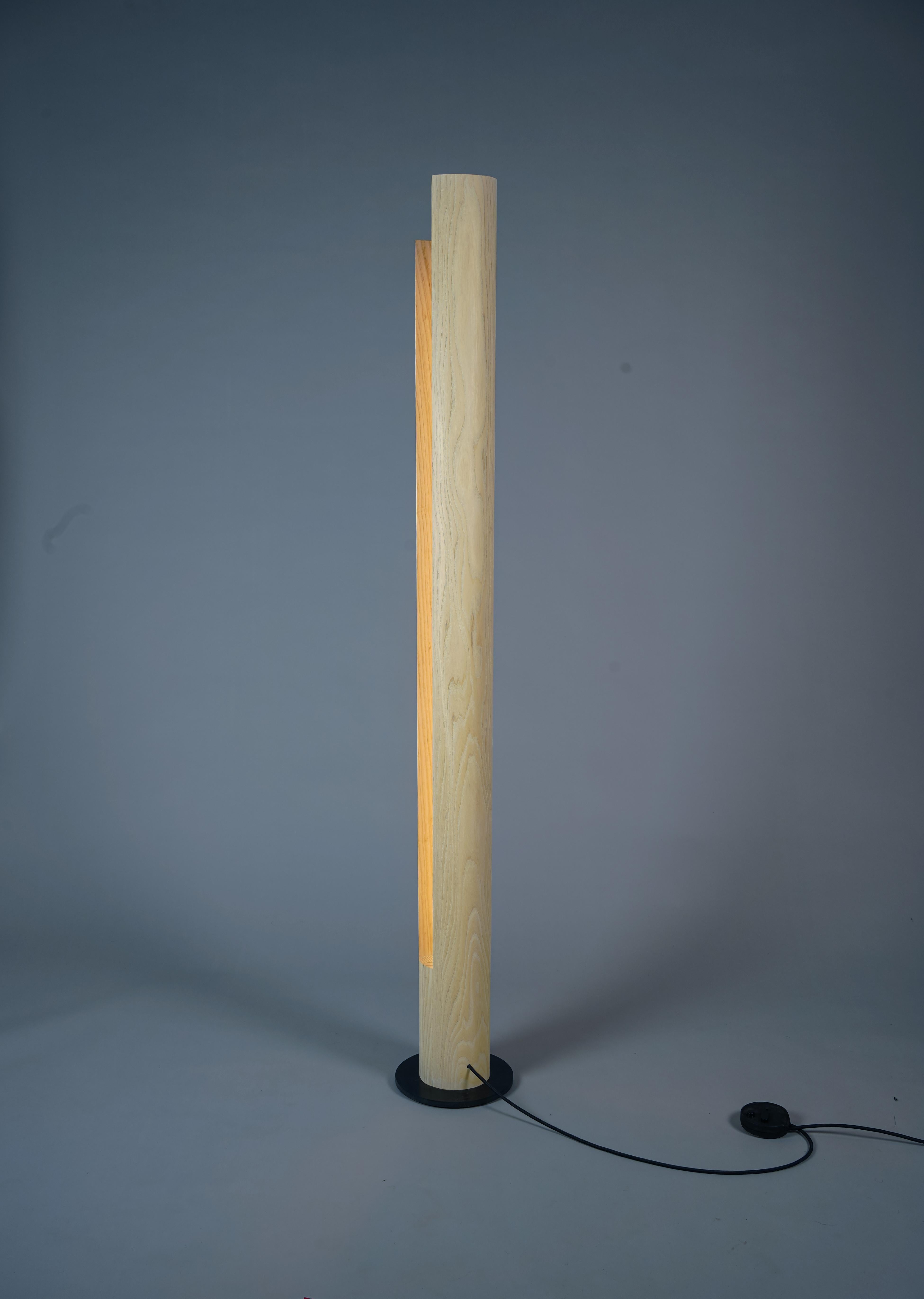 Americano Slot Light, lampada da terra in legno a colonna con base in acciaio in vendita