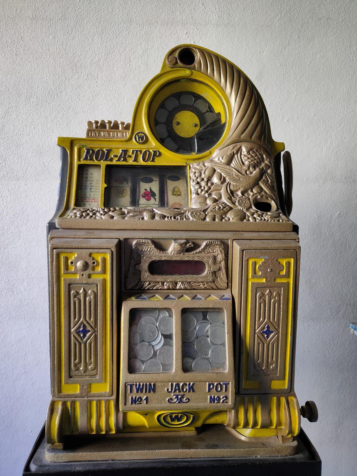 Watling Rol A Top 25 cent slot machine circa 1930's. La machine présente les caractéristiques uniques suivantes : - arrêts de compétence - jeton Golden AWARD - vendeurs de monnaie - machine Bird of Paradise souhaitable - machine à pièces de 25 cents