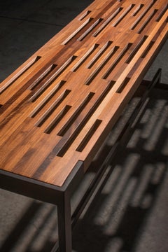 Mesa consola ranurada de nogal macizo sobre base de acero negro "Mesa consola Scripps"