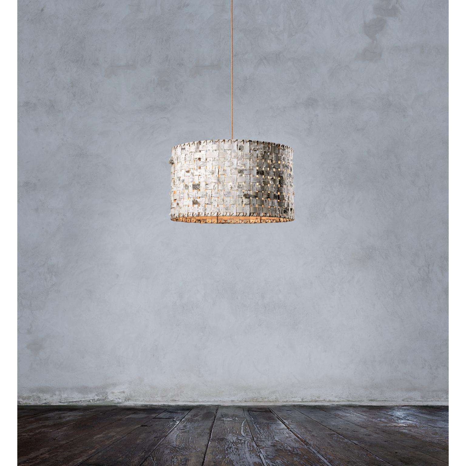 Lampada a sospensione Slow [Birch] Bark di SKRYTA
Dimensioni: Ø 60 x H. 35 cm. 
Materiali: Strisce di corteccia di betulla.

Disponibile in due misure. Tutte le nostre lampade possono essere cablate a seconda del Paese. Se viene venduto negli Stati