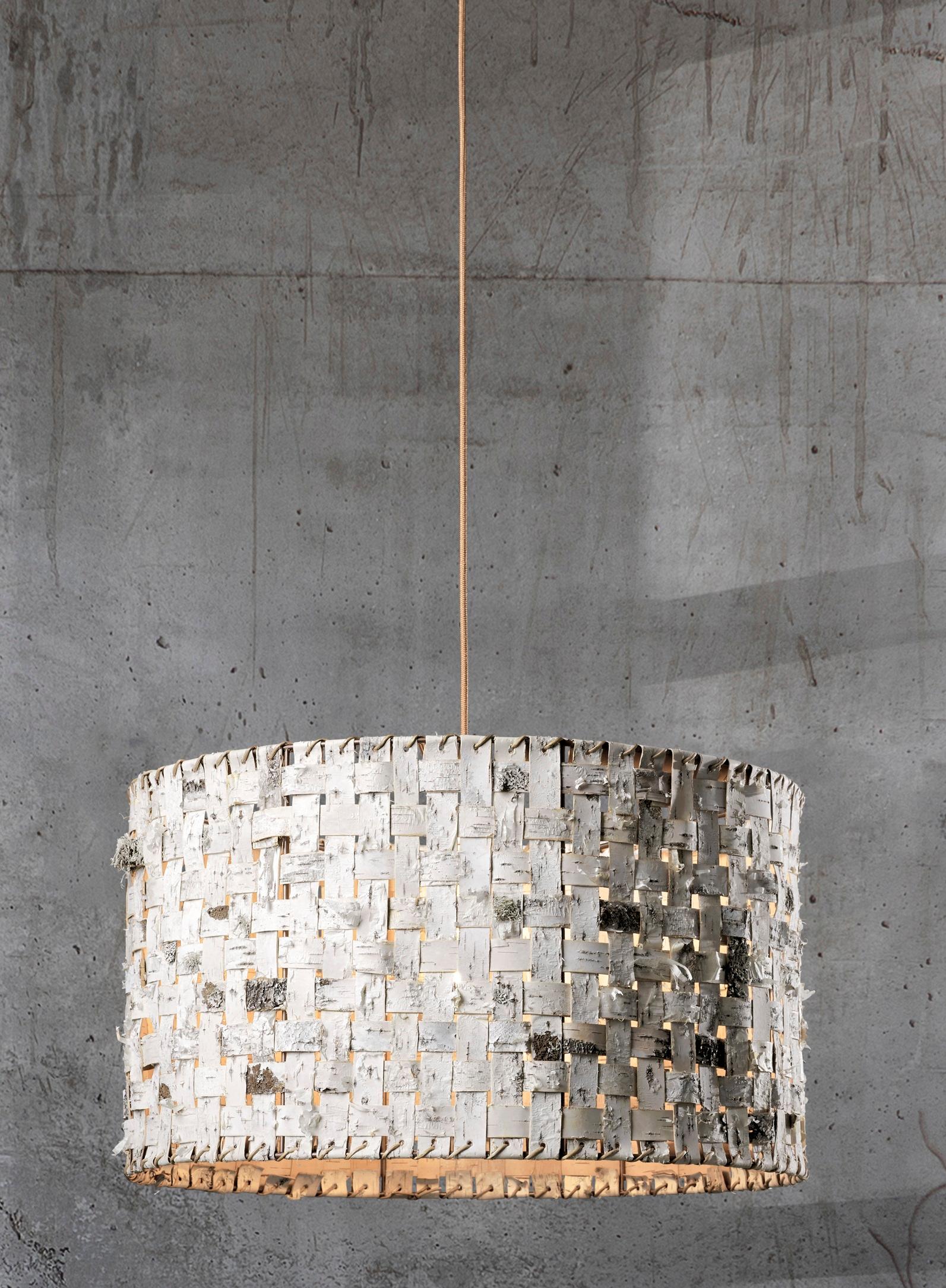 Lampada a sospensione Slow [Birch] Bark Small di SKRYTA
Dimensioni: Ø 45 x H. 26 cm. 
Materiali: Strisce di corteccia di betulla.

Disponibile in due misure. Tutte le nostre lampade possono essere cablate a seconda del Paese. Se viene venduto negli