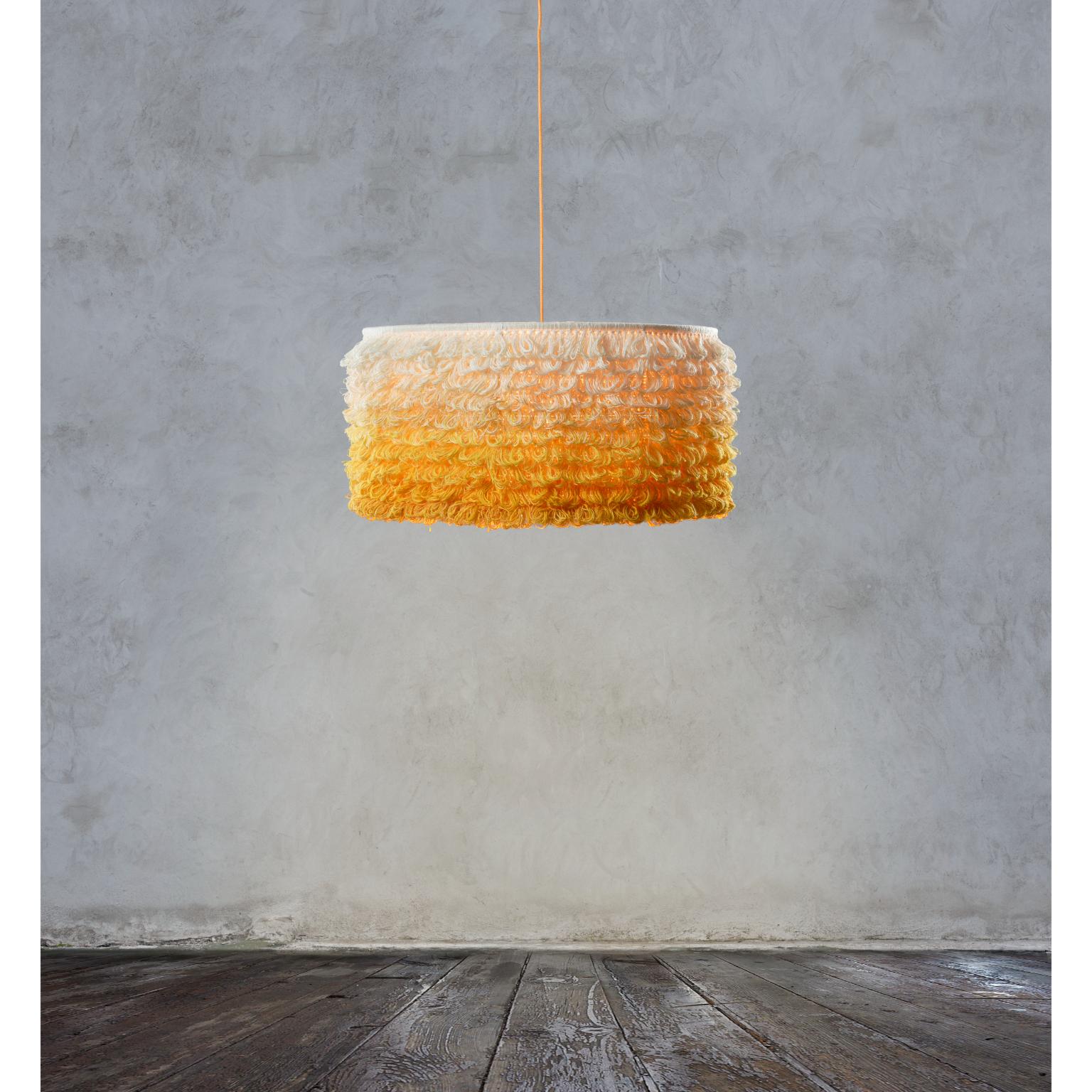 Lampada a sospensione Slow Messy di SKRYTA
Dimensioni: Ø 60 x H. 30 cm. 
Materiali: Filato.

Disponibile in due colori. Tutte le nostre lampade possono essere cablate a seconda del Paese. Se viene venduto negli Stati Uniti, sarà cablato per gli