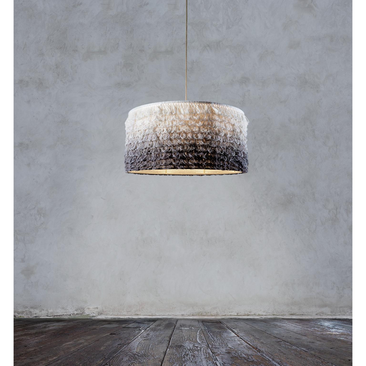 Lampada a sospensione Slow Messy di SKRYTA
Dimensioni: Ø 60 x H. 30 cm. 
Materiali: Filato.

Disponibile in due colori. Tutte le nostre lampade possono essere cablate a seconda del Paese. Se viene venduto negli Stati Uniti, sarà cablato per gli