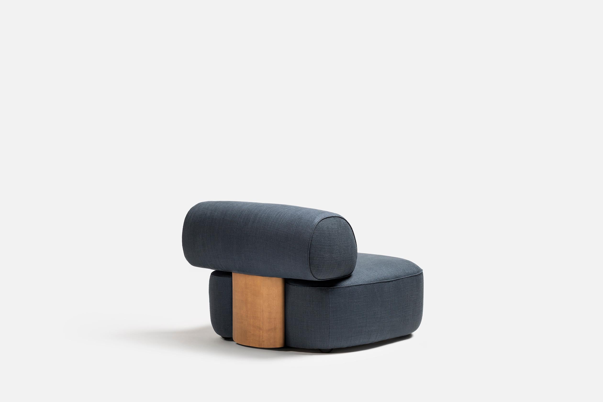 Slow P ist ein von Simone Bonanni für Carpanese Home entworfener Sessel mit abgerundeten Linien, einer großzügigen Sitzfläche und einer abgerundeten Rückenlehne, die von einer sichtbaren Holzstruktur getragen wird. Als Ergebnis der jahrelangen