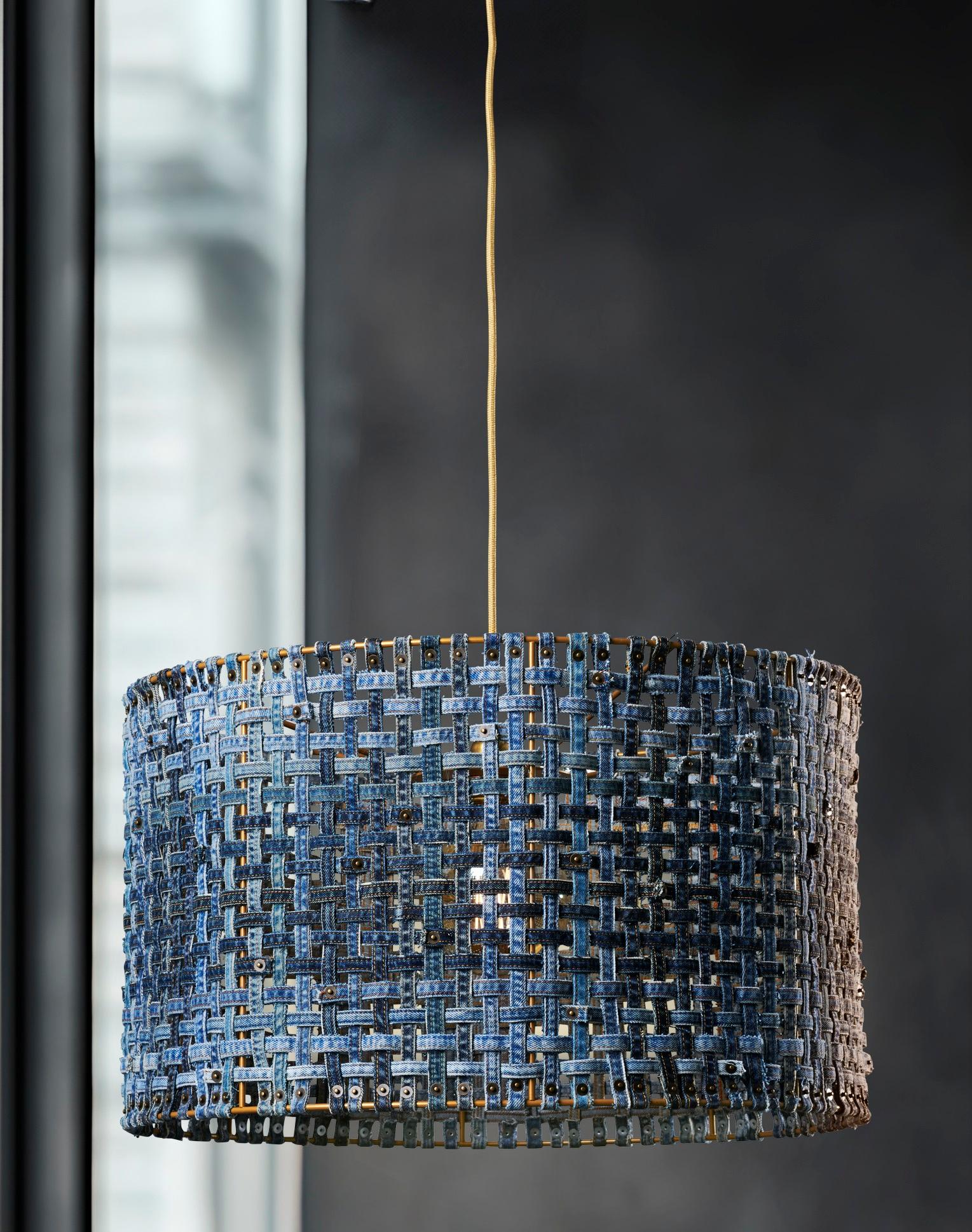 Lampada a sospensione Slow Seams di SKRYTA
Dimensioni: Ø 45 x H. 26 cm. 
Materiali: Tessuto.

Disponibile in due misure. Tutte le nostre lampade possono essere cablate a seconda del Paese. Se viene venduto negli Stati Uniti, sarà cablato per gli