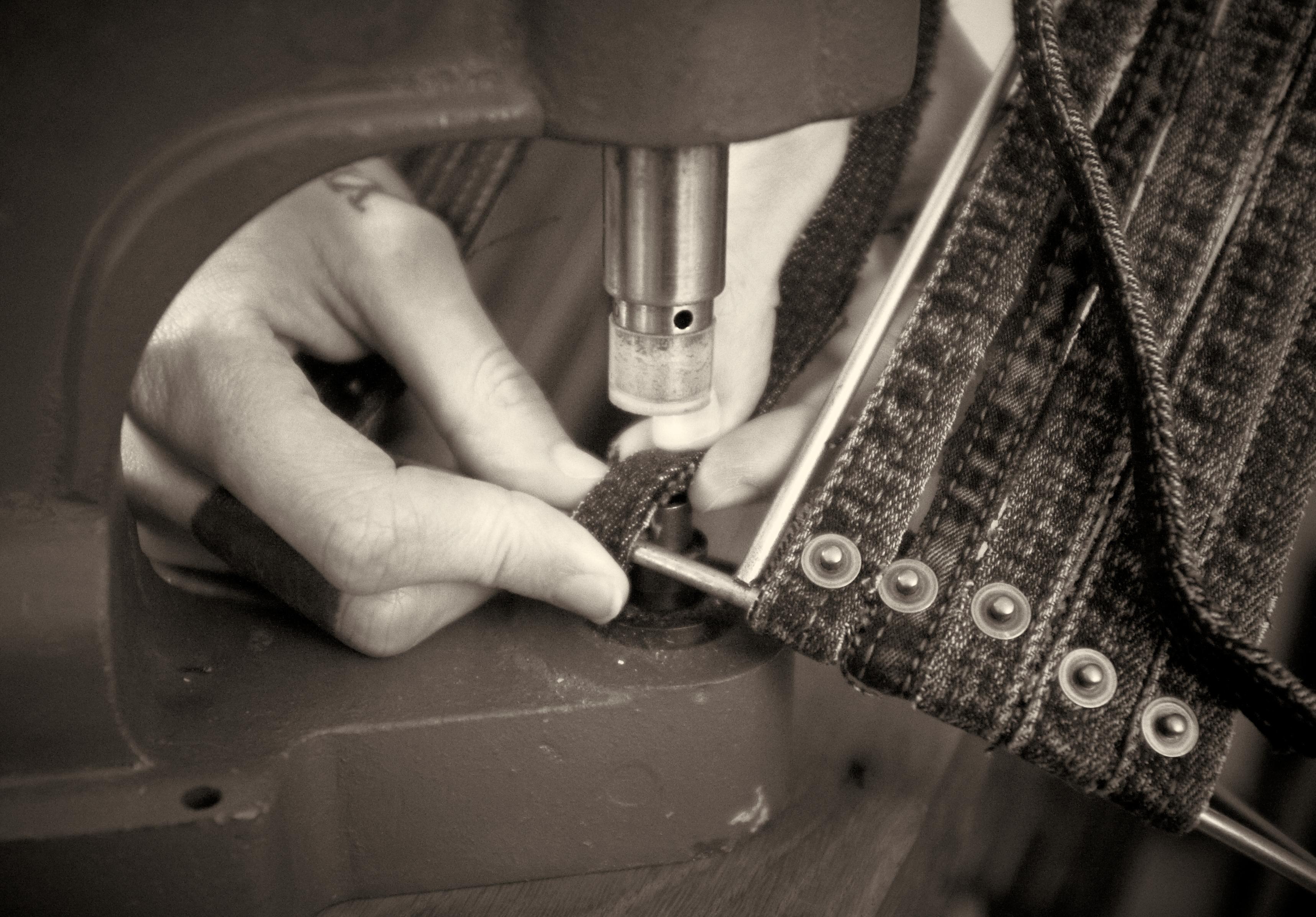 XXI secolo e contemporaneo Lampada a sospensione Slow Seams Small di SKRYTA in vendita