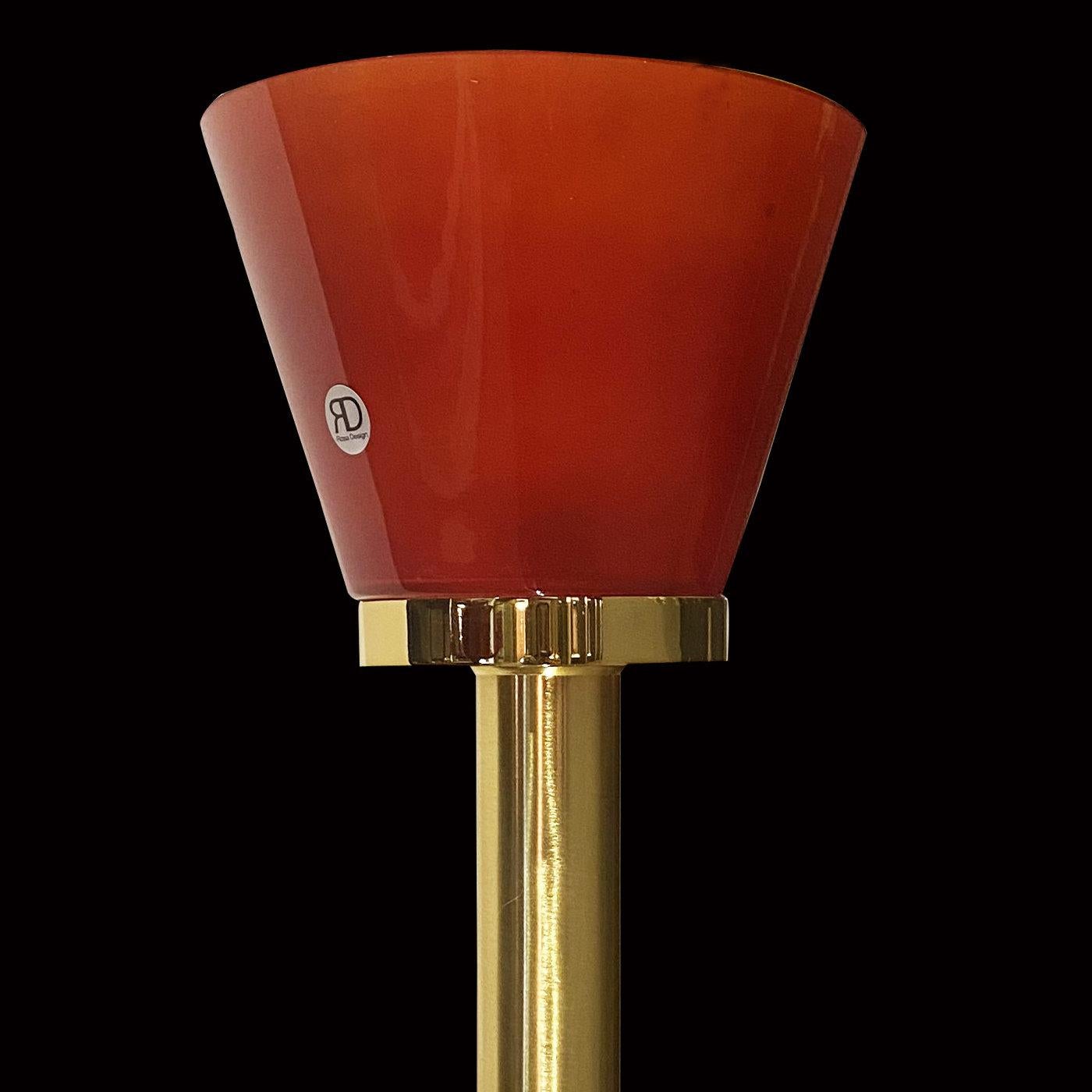 Distinguished by a luxe and essential design, this table lamp is ideal to suit exclusive hospitality contexts or modern homes with a warm color palette. Its pedestal metal frame boasting a brushed, polished finish sustains the upside-down conical