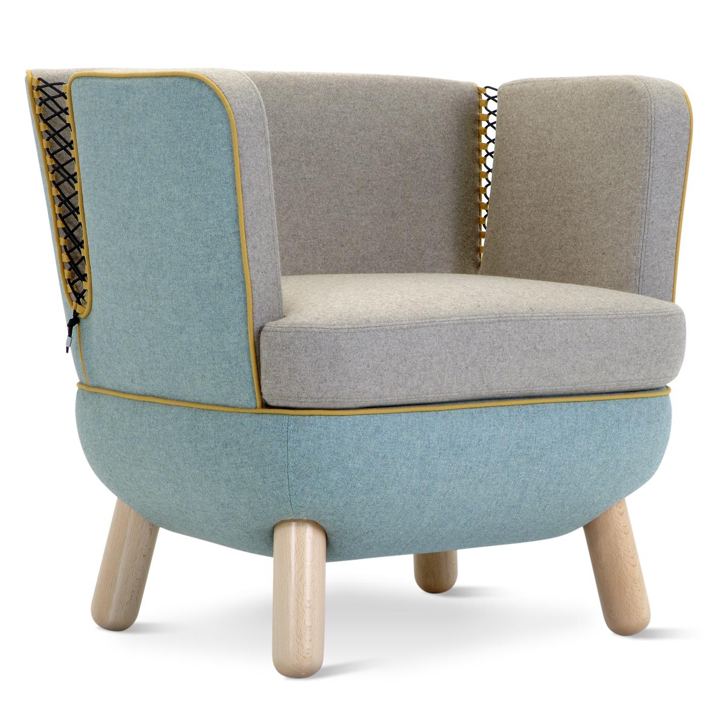 Tanto si se coloca en un salón de estilo contemporáneo como en una sala de espera, el sillón Sly será el protagonista indiscutible de la estancia. Las líneas envolventes y los cordones de polipropileno, en varios colores, en la parte trasera,