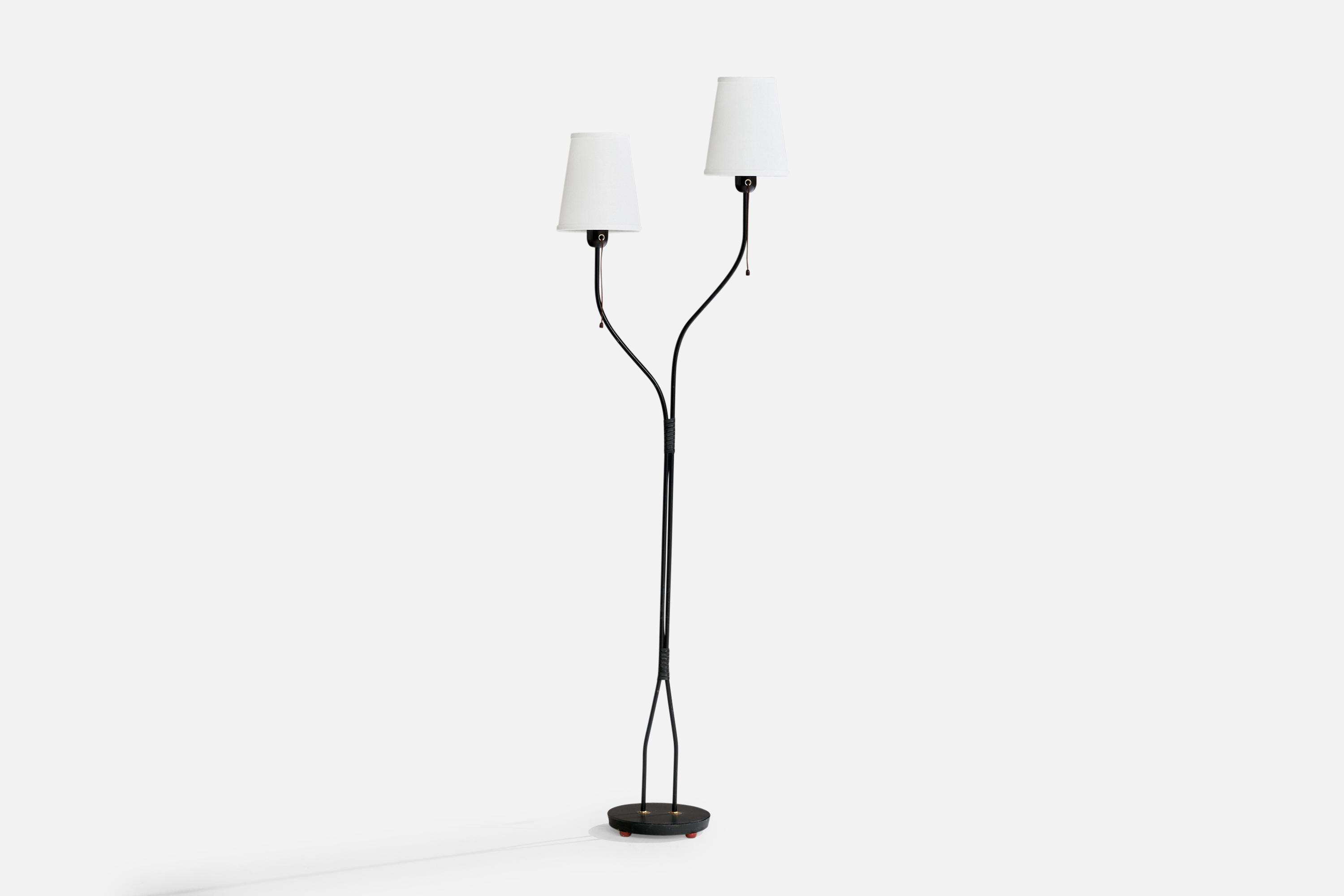 Lámpara de pie de metal lacado en negro, latón y tela blanca producida por S.M. Kosta, Suecia, c. 1950

Dimensiones de la lámpara con pantalla (pulgadas): 55,5