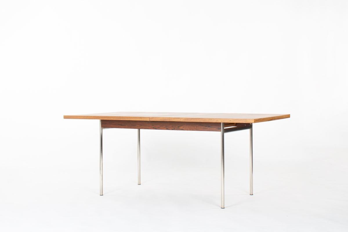 Table de salle à manger conçue par le designer néerlandais Cees Braakman pour USM Pastoe en 1964.
Base tubulaire en métal chromé
Plateau rectangulaire en placage de bois de rose
Avec extension (longueur avec extension : 233 cm)