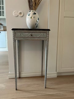 Smal Swedish Side table in Gustavian style (19th century, Elegant, Painted)