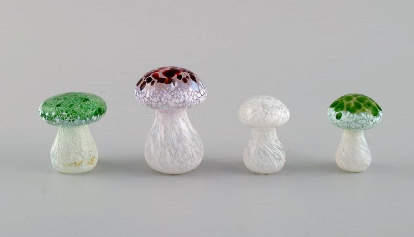 Scandinavian Modern Smålandshyttan, Sweden. Eight mushrooms in mouth-blown art glass. 1960s / 70s. For Sale
