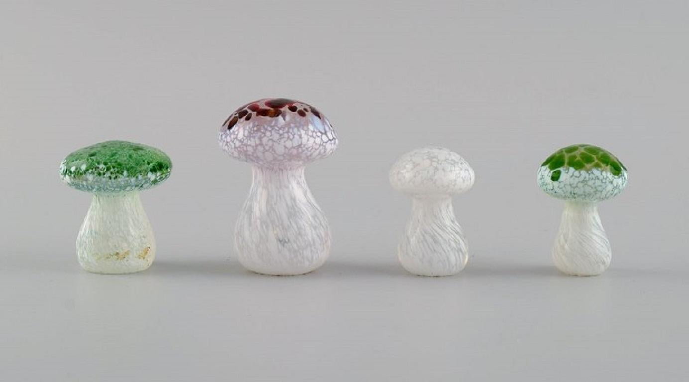 Swedish Smålandshyttan, Sweden. Eight mushrooms in mouth-blown art glass. 1960s / 70s. For Sale