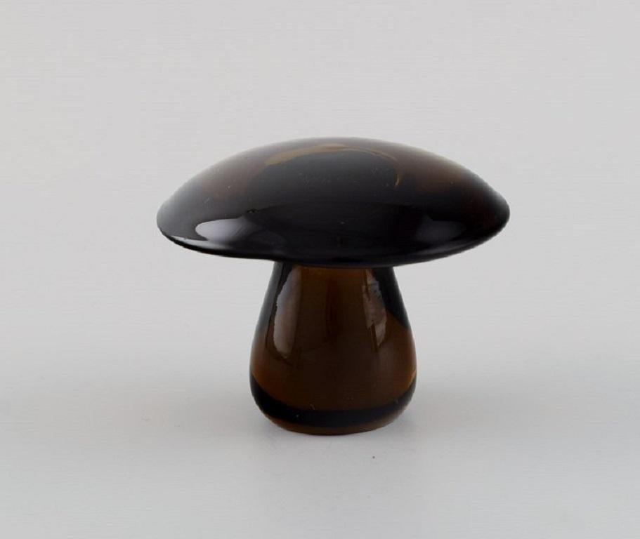 Scandinavian Modern Smålandshyttan, Sweden. Seven mushrooms in mouth-blown art glass. 1960/70s.
