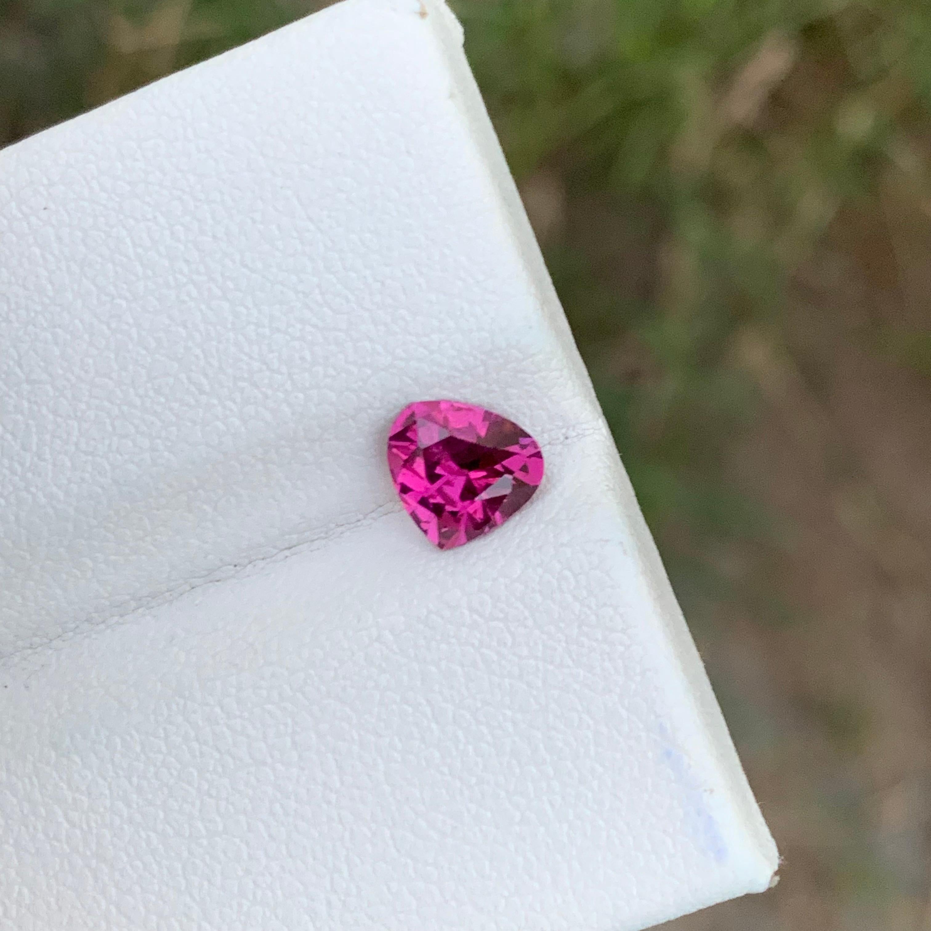 Mouvement esthétique Petit grenat rhodolite rose violacé naturel en forme de cœur de 1,05 carat en vente