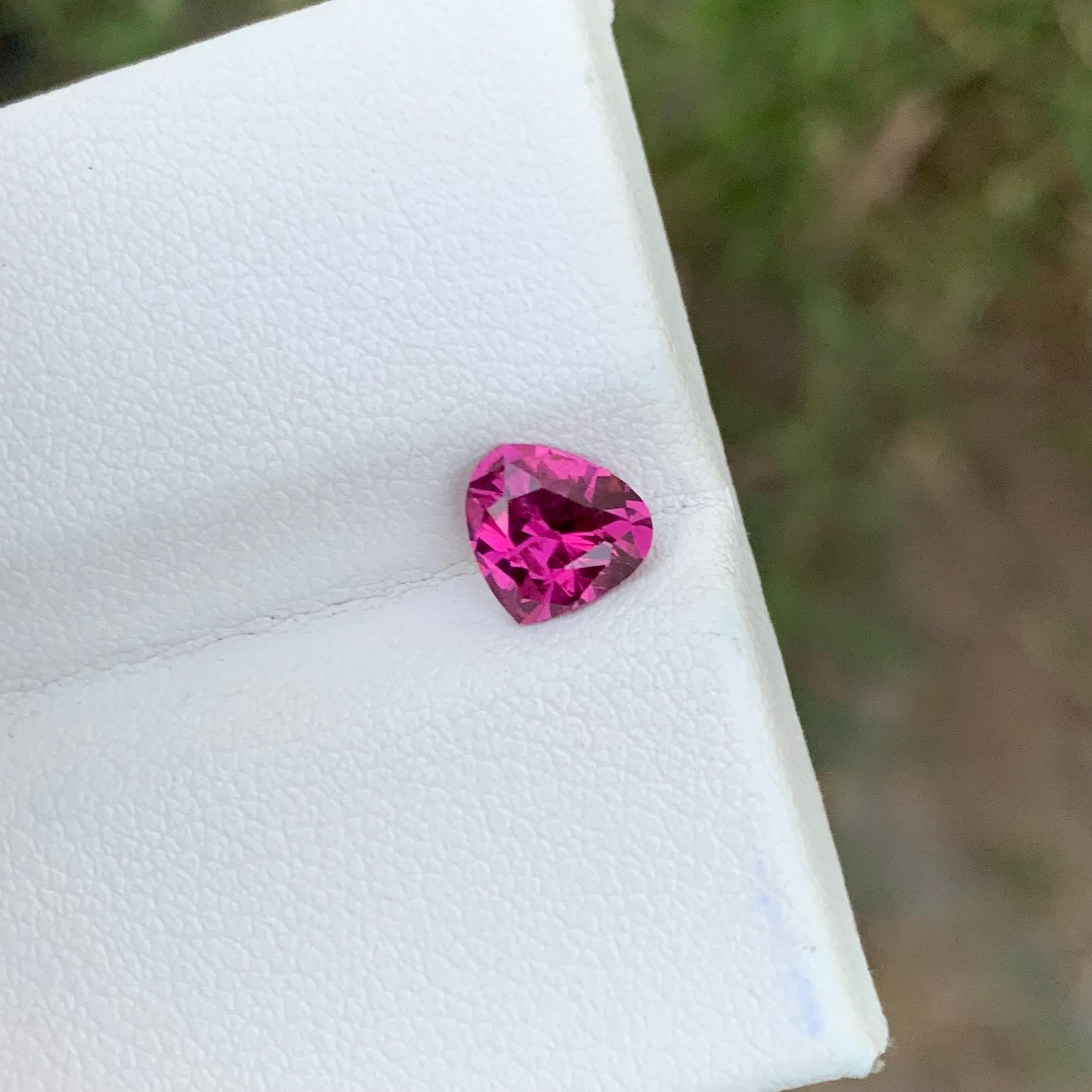 Small 1.05 Carats Natural Loose Purplish Pink Rhodolite Garnet Heart Shape In New Condition For Sale In Peshawar, PK