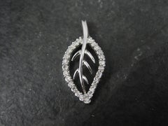 Kleiner 10K Weißgold Diamond Leaf-Anhänger