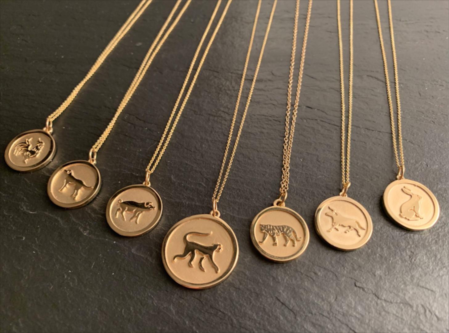 Piccolo ciondolo a forma di cane cinese in oro giallo 14 KT in vendita 1