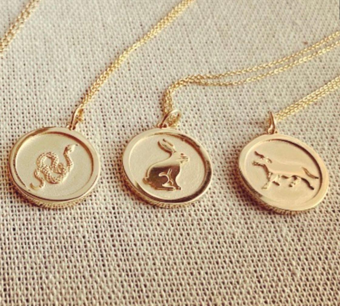 La nostra collezione Zodiac cinese. Ognuno dei dodici Animali dello Zodiaco, sia che si muova in avanti o che stia in piedi, è stato progettato per impartire forza e resilienza.

Questo medaglione a forma di coniglio è scolpito a mano nella cera e