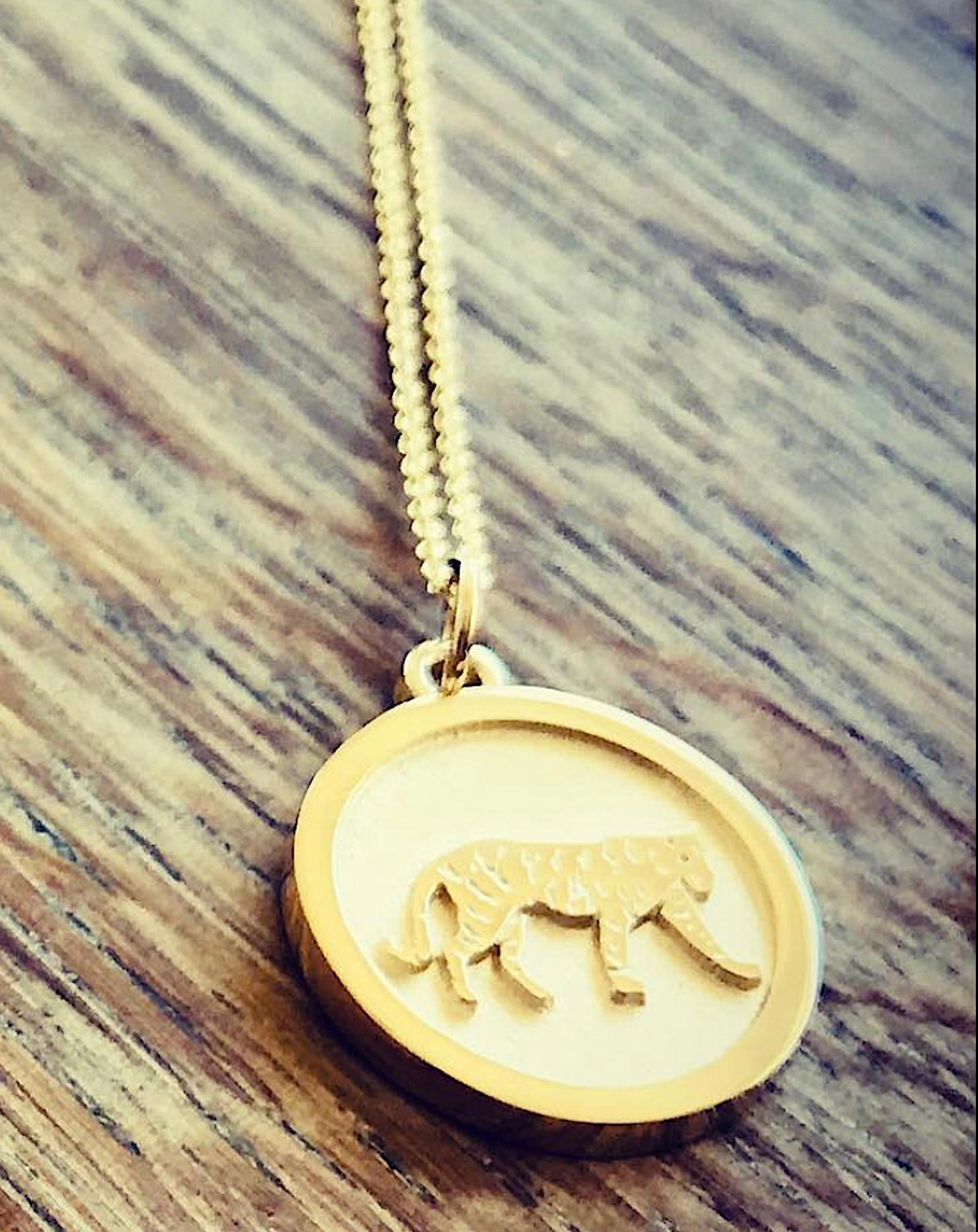 Contemporaneo Piccolo ciondolo a forma di tigre dello Zodiaco cinese in oro giallo 14 KT in vendita