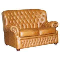 Petit canapé large en cuir touffeté marron brun clair Chesterfield avec dossier haut