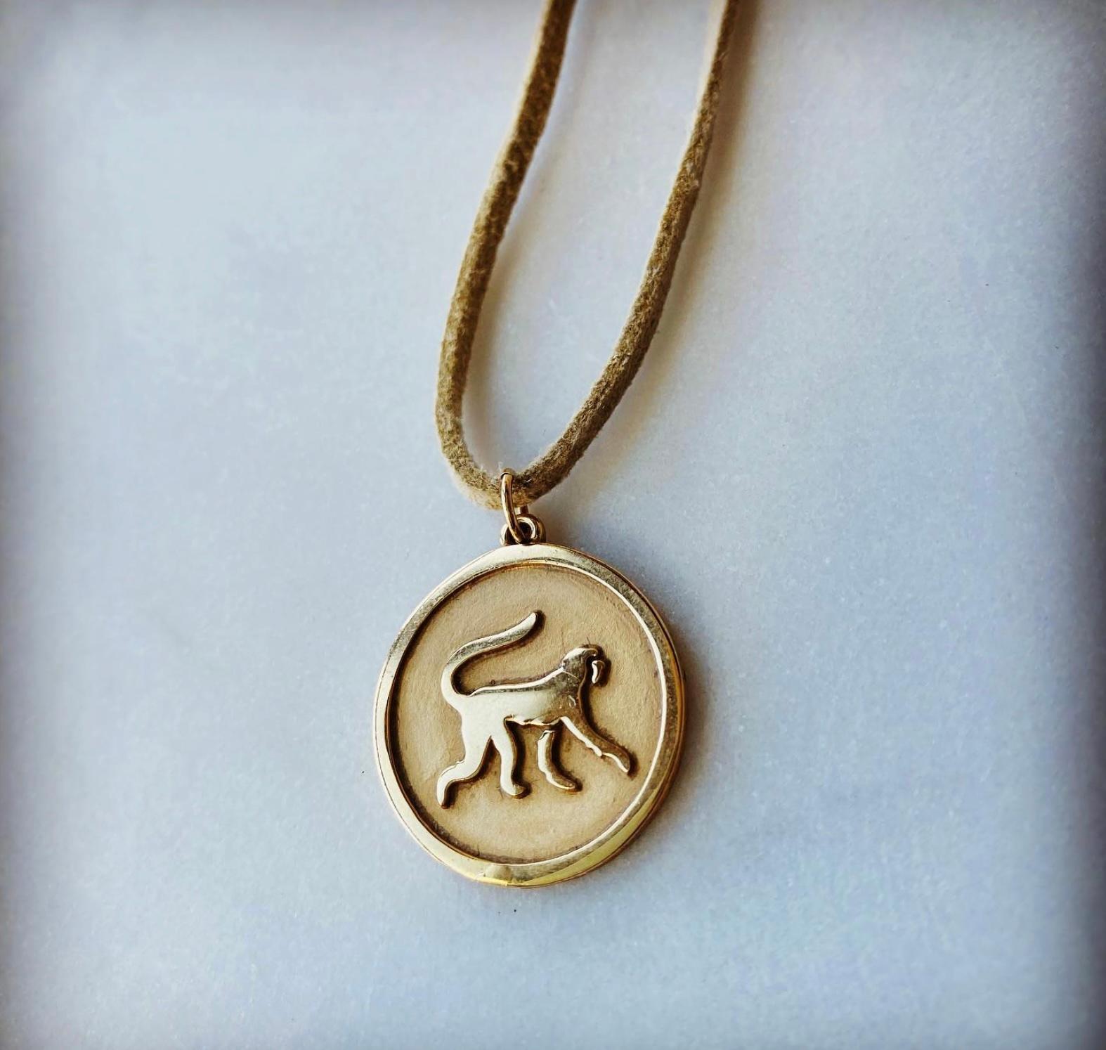 Medallón Pequeño Mono del Zodiaco Chino de Oro Amarillo de 14kt Contemporáneo en venta
