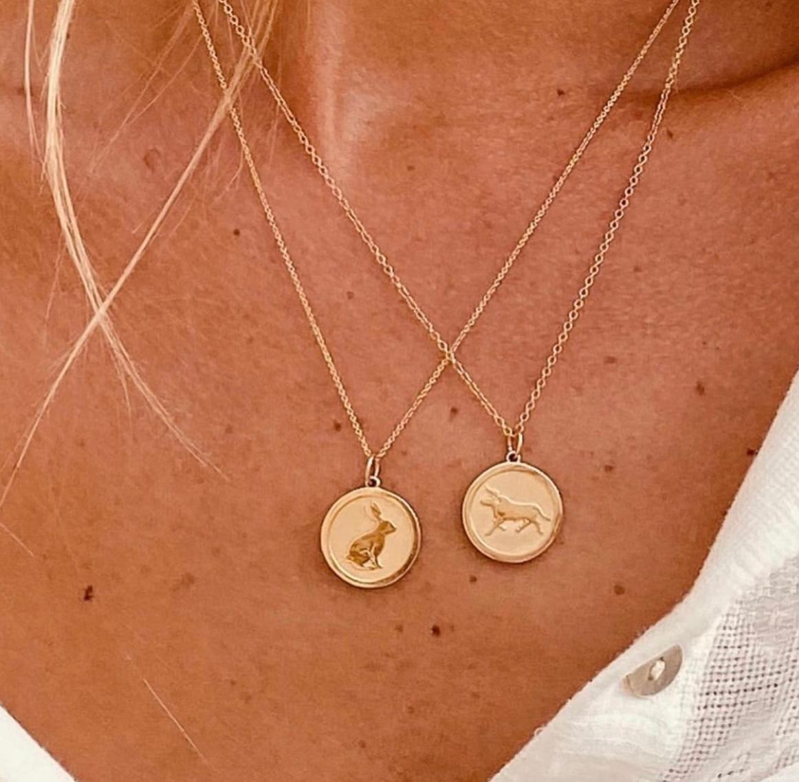 Contemporaneo Medaglione piccolo in oro giallo 14KT con bue dello Zodiac cinese in vendita