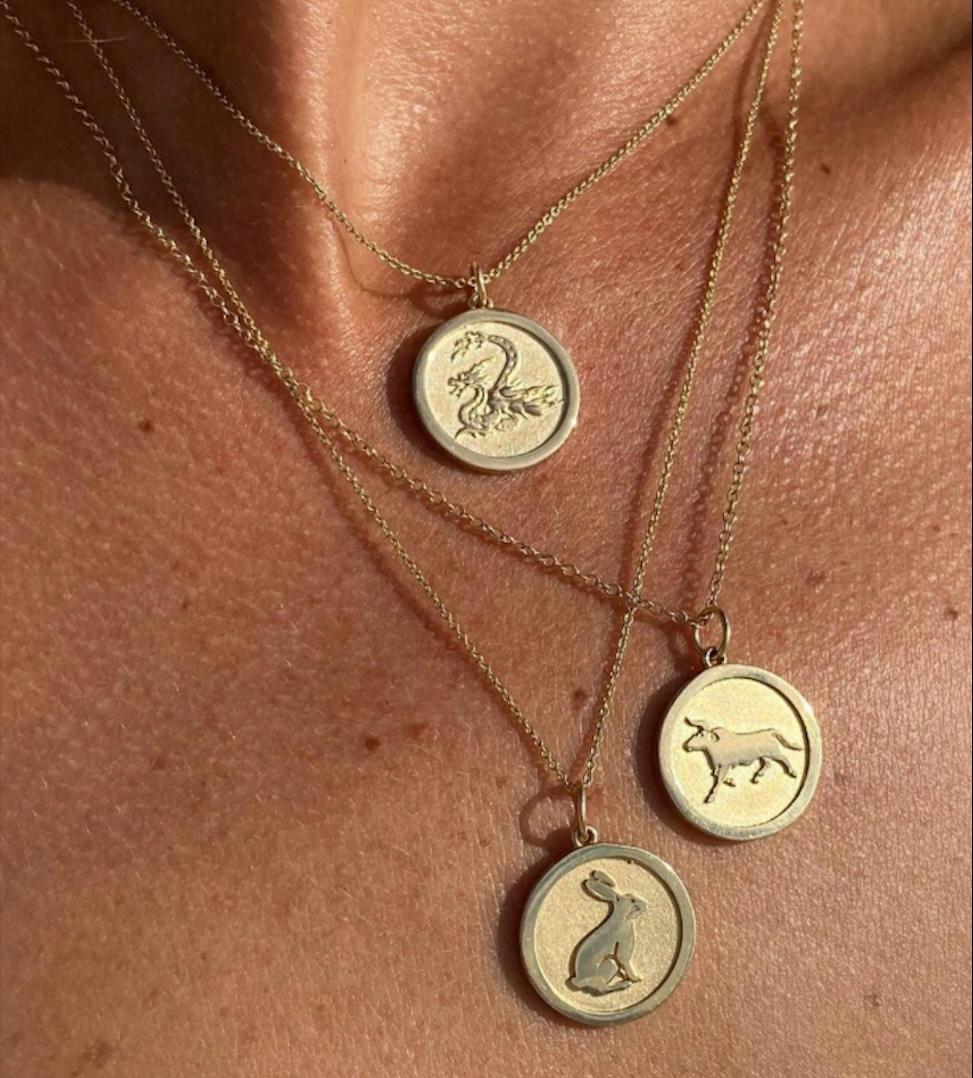 da uomo o donna Medaglione piccolo in oro giallo 14KT con bue dello Zodiac cinese in vendita