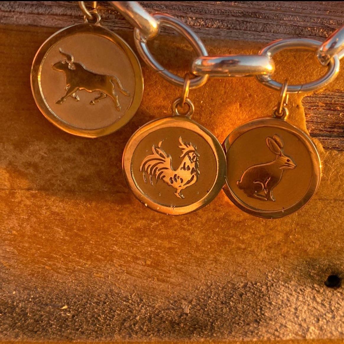 Medaglione piccolo in oro giallo 14KT con bue dello Zodiac cinese in vendita 1