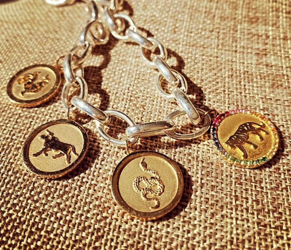 La nostra collezione Zodiac cinese. Ognuno dei dodici Animali dello Zodiaco, sia che si muova in avanti o che stia in piedi, è stato progettato per impartire forza e resilienza.

Questo medaglione a forma di serpente è scolpito a mano nella cera e