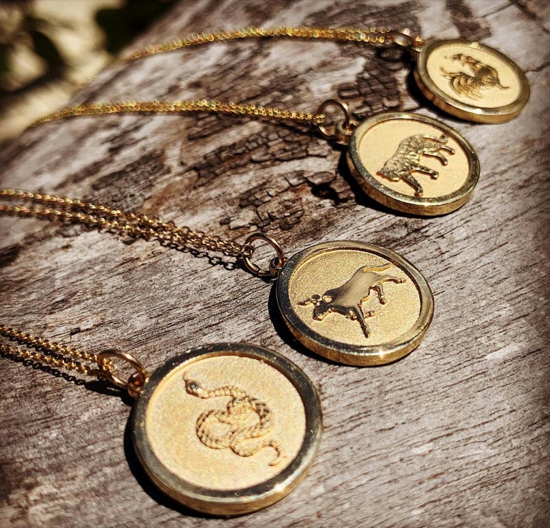 Medaglione piccolo in oro giallo 14KT con serpente dello Zodiaco Cinese In condizioni Nuovo in vendita a New York, NY