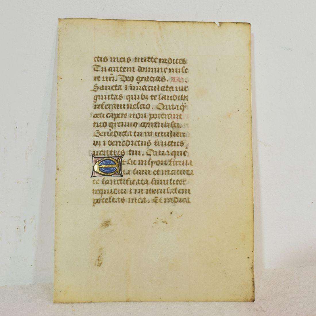 Fabuleuse page de livre écrite à la main et enluminée.
Belle pièce d'époque avec de superbes couleurs délavées et des initiales dorées typiquement gothiques,
France, 15ème siècle.