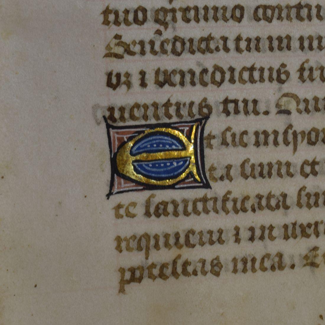 Français Petite page de livre en papier vélin enluminée du 15e siècle, écriture à la main en vente