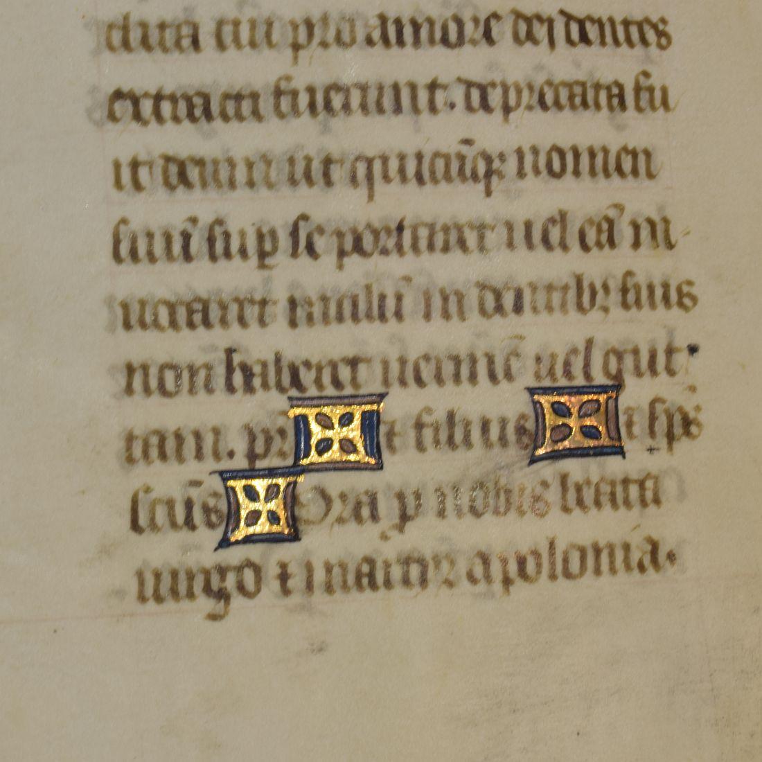Français Petite page de livre en vélin enluminée du 15e siècle, écriture à la main en vente